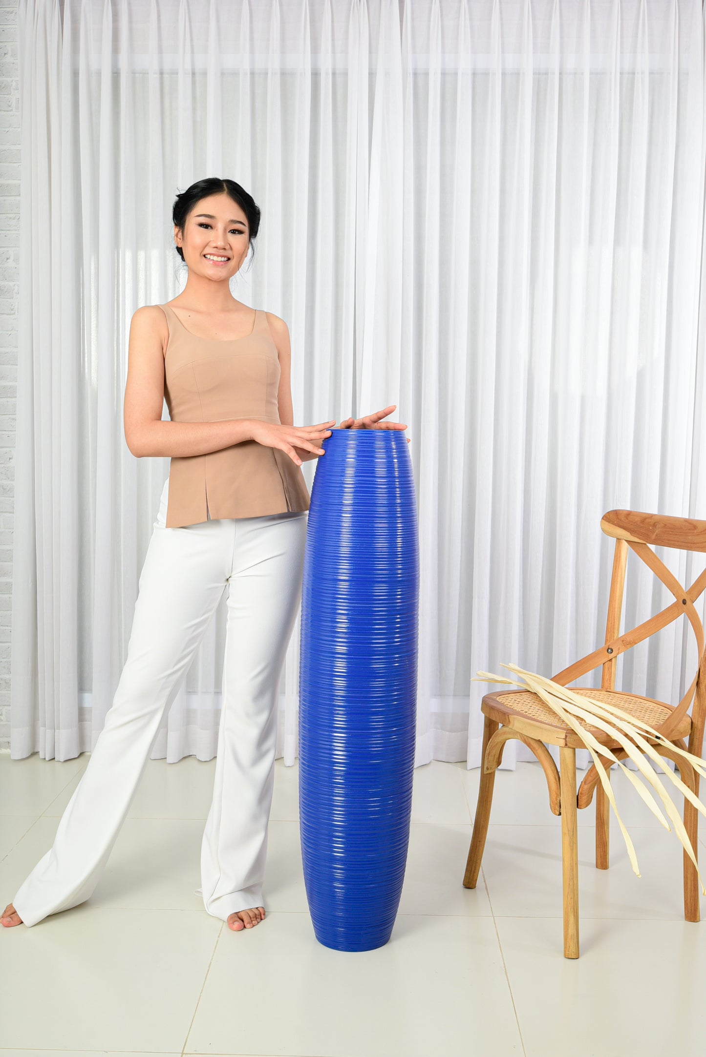 Large Mango Wood Floor Vase – Handcrafted Decorative Highlight from Thailand, 41 inches