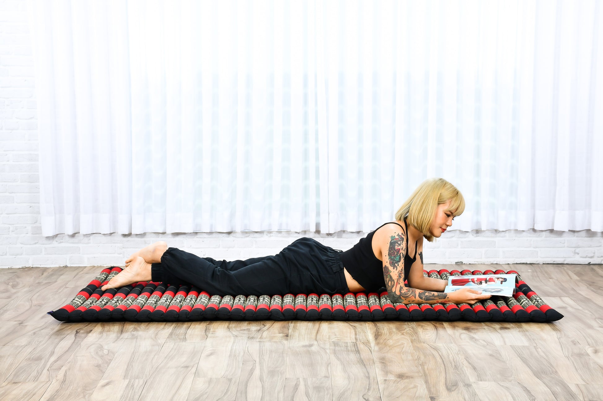 Kapok Roll-Up Mattress – Foldable Sleeping & Relax Mat with Cotton Cover for Home & Outdoor Use, Sf13 - Red, Black, L: 75x39