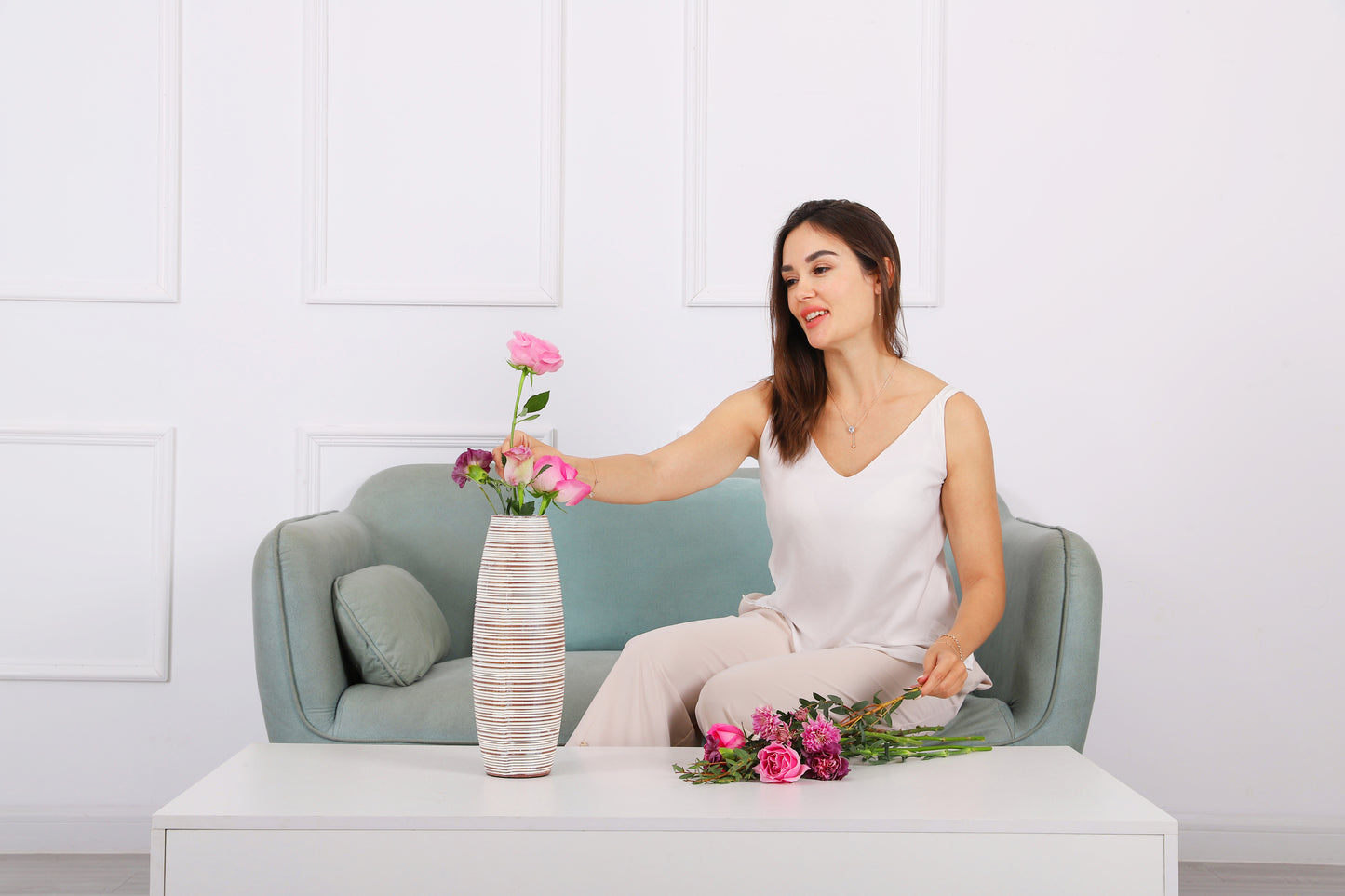 Compact Resin Vase – Stylish Waterproof Decorative Vase for Floor, Table or Shelf, white wash, 13 inches