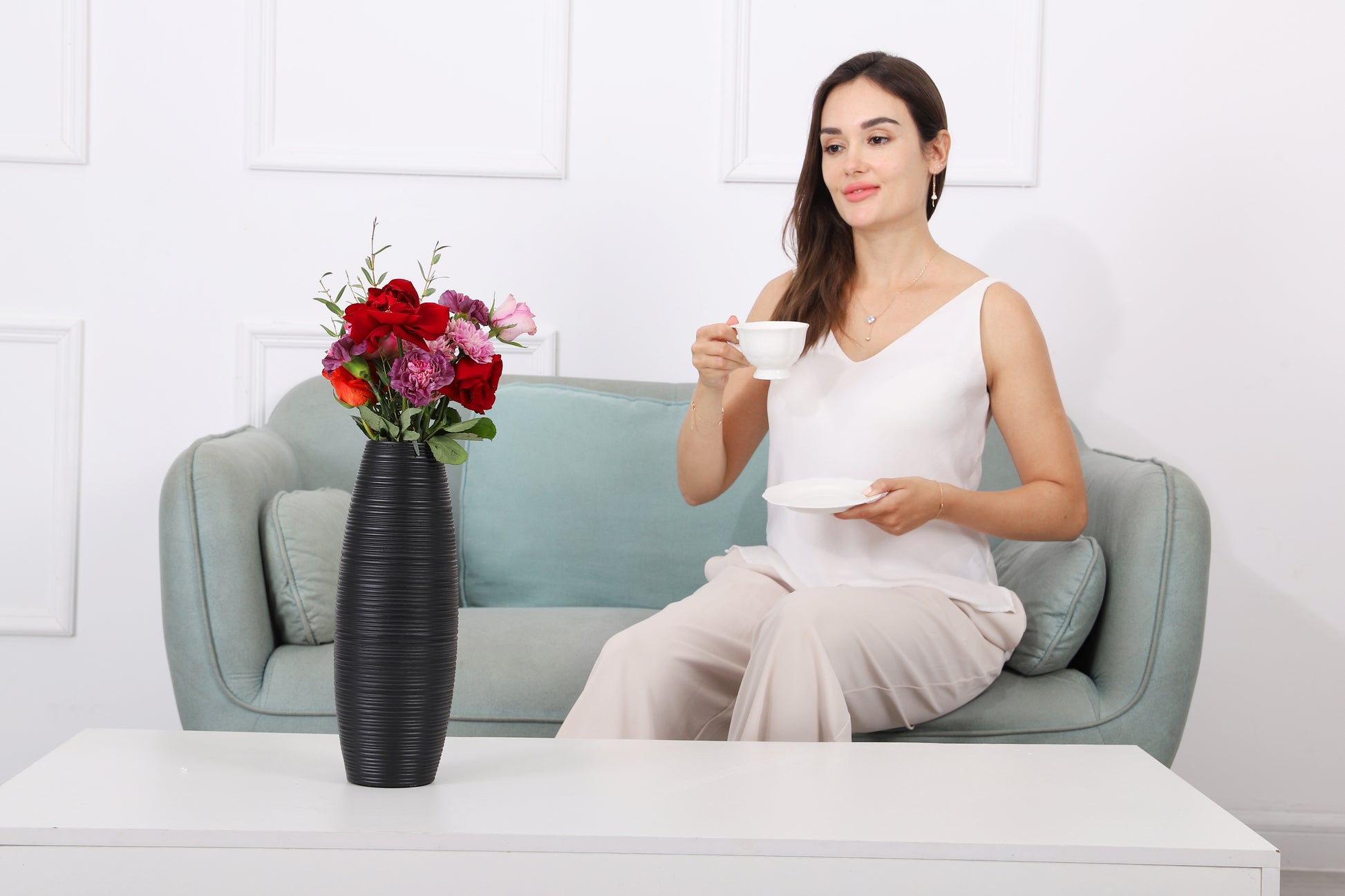 Compact Resin Vase – Stylish Waterproof Decorative Vase for Floor, Table or Shelf, black, 13 inches