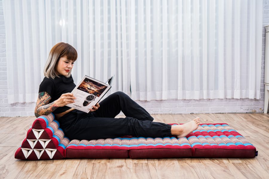 Leewadee Comfortable Japanese Floor Mattress - Thai Floor Bed With Triangle Cushion - Futon Mattress - XL Extra Wide Thai Massage Mat, 67 x 31 inches, Blue Red, Kapok Filling