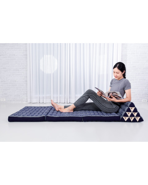 Leewadee 3-Fold Mat XXL with Triangle Cushion – Firm TV Pillow, Foldable Mattress with Cushion Made of Kapok, 67 x 31 inches, Blue White