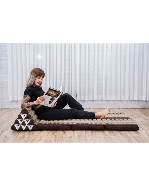 Leewadee 3-Fold Mat XXL with Triangle Cushion – Firm TV Pillow, Foldable Mattress with Cushion Made of Kapok, 67 x 31 inches, Brown