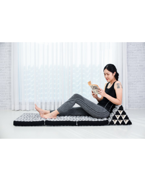 Leewadee 3-Fold Mat with Triangle Cushion – Comfortable TV Pillow, Foldable Mattress with Cushion Made of Kapok, 67 x 21 inches, Black White