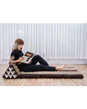 Leewadee 3-Fold Mat XXL with Triangle Cushion – Firm TV Pillow, Foldable Mattress with Cushion Made of Kapok, 67 x 31 inches, Brown